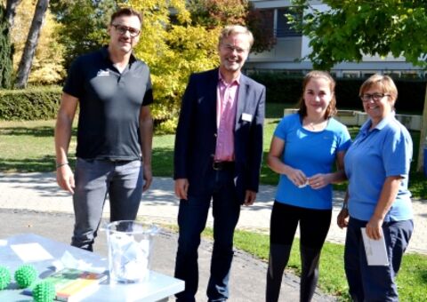 Radeln für die Umwelt und die eigene Fitness. Die Mitarbeiter des Hegau-Jugendwerks machen vor wie es geht und konnten damit auch noch Preise gewinnen. Bei der diesjährigen FahrRadAktion durfte sich am Ende des Radelsommers Elke Fonseca-Baptista (re) über den zweiten Preis freuen, während der Hauptgewinner im Urlaub weilte. Den Preis überreichten Andreas Joos (li) und Dr. Klaus Scheidtmann. Glücksfee spielte Patientin Franziska Haug (2.v.re). Bild: aj 